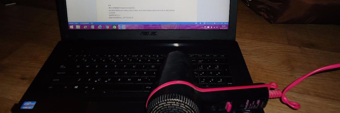 Laptop gedrenkt in wijn | Vlindertje73