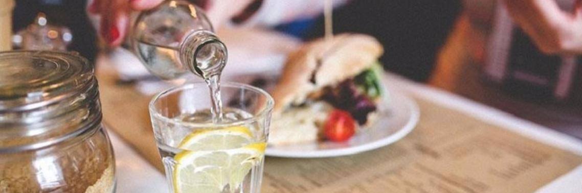 Drinken we nu beter wel of niet tijdens de maaltijd? | Yoors World