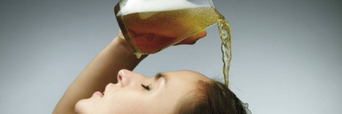 Een biertje over je haar nadat het gewassen is, biedt verbluffende resultaten | Yoors World