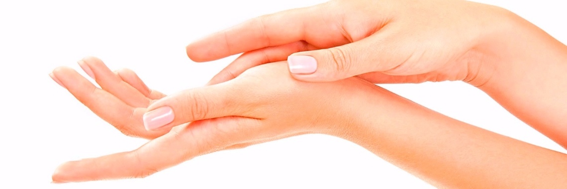 Mooie zachte handen met  je eigen gemaakte natuurlijke hand-scrub-creme. | Yoors World