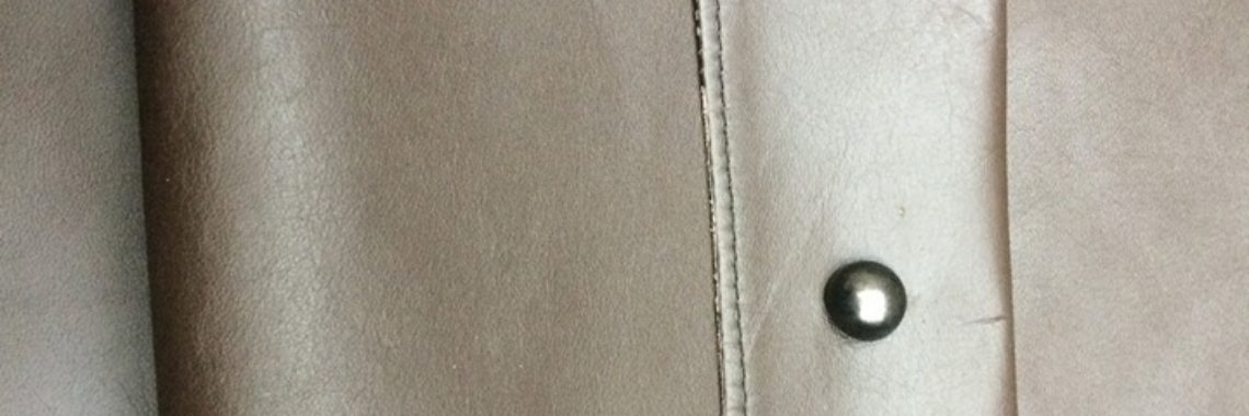 Oude zetel naar container, maar eerst wat recyclen met het leder | Yoors World