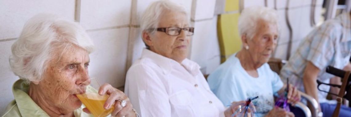 Opgelet: ouderen en kinderen vergeten te drinken.Denk eraan voor hen | Yoors World