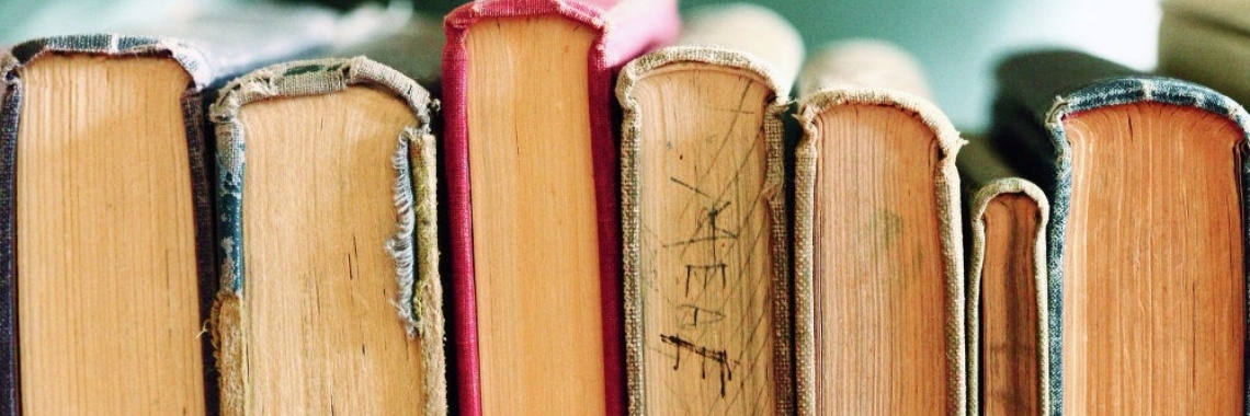 This is how to take care of old books and take away their fungal smell | Yoors World