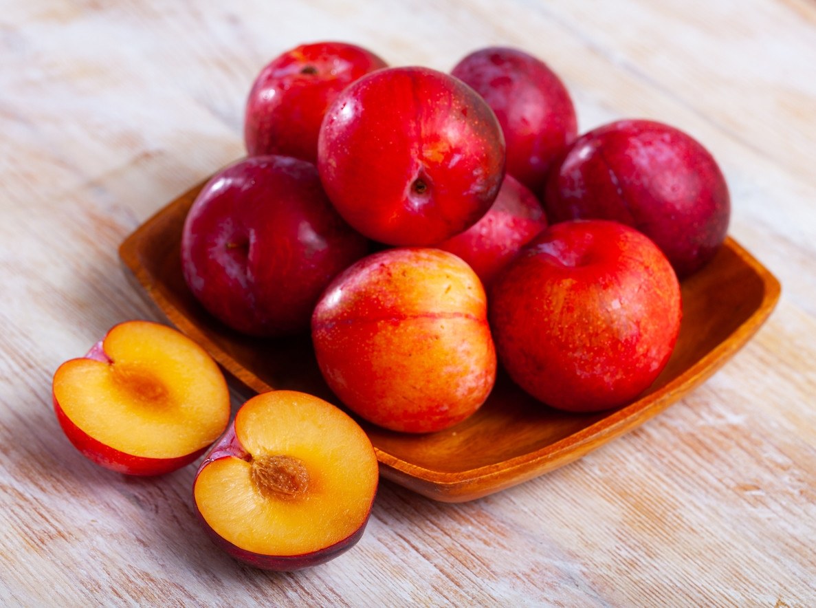 Plums – Exploring Health Benefits, Varieties, and Recipes