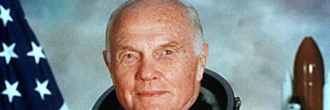 John Glenn, eerste Amerikaan die rond de aarde vloog dood. | Referendaris