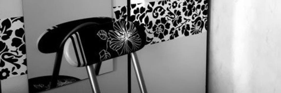 Met de rug tegen de spiegel | Dana