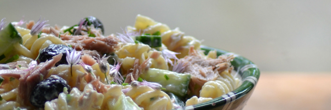 Pastasalade met tonijn, komkommer en bieslook | Koks in Frankrijk