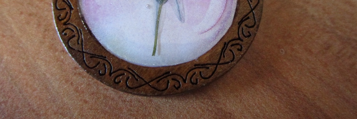 Encaustic, bloemen en giethars, nieuwe hangers. Werkjes van de dag 6-5-2020 | Encaustichris