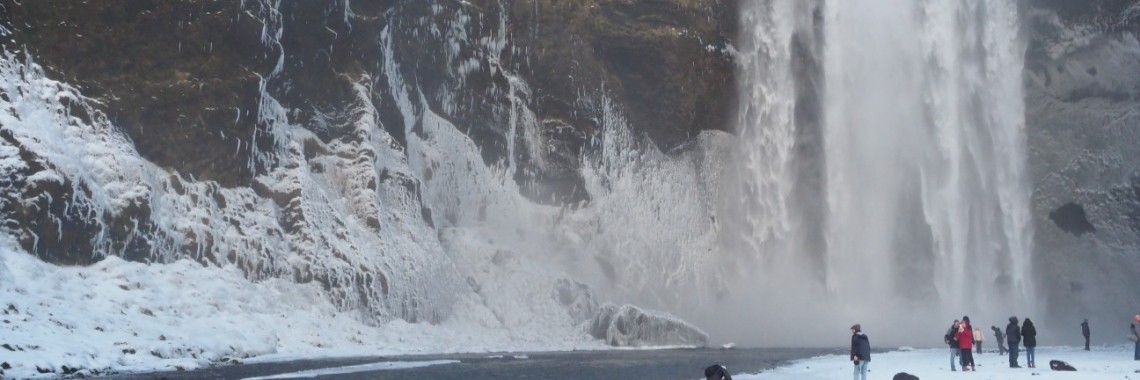 Ondertussen in de bus: Scheuren door de plassen. | Encaustichris
