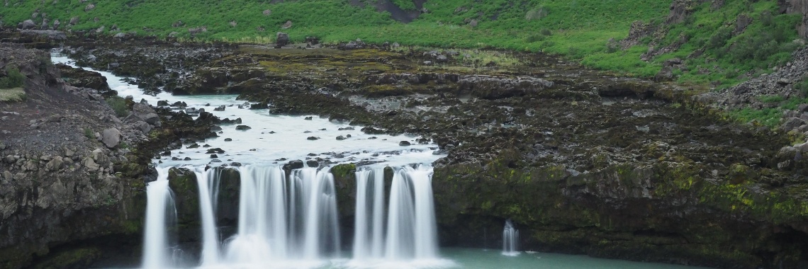 Vijftig tinten groen: de Pjófafoss, of dievenwaterval. | Encaustichris