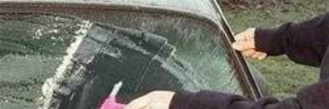 Autoruiten ontdooien met heet water? Nee!!! | Piteke van der Meulen