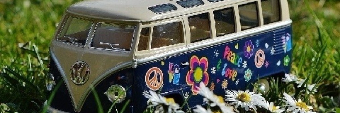 Oud-klasgenoten in hippybus | Piteke van der Meulen