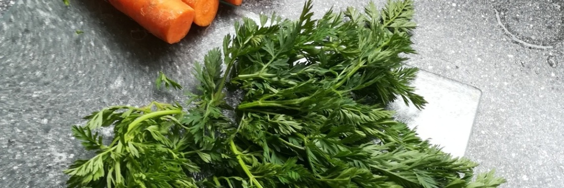 Make pesto with carrot leaves, garlic and bascilicum (vegan) | Piteke van der Meulen