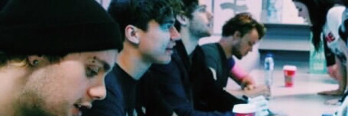 SIGNING 5 Seconds of Summer | Lonn