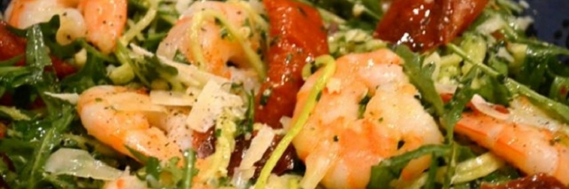 Spaghetti van courgette met pesto, gamba’s en parmaham | voedingscoachjenny