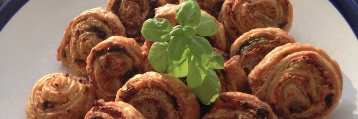 Bladerdeegrondjes met zongedroogde tomaat, pesto, geitenkaas en basilicum | januarizondersuiker