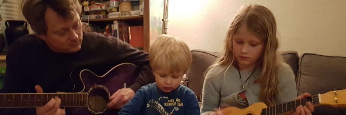 Elon viert zijn feestje | Je weet wel...Karin!