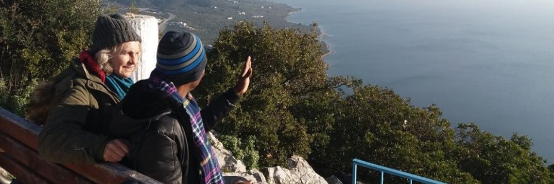 Yasmin en Giri op Lesbos bij de vluchtelingen | Je weet wel...Karin!