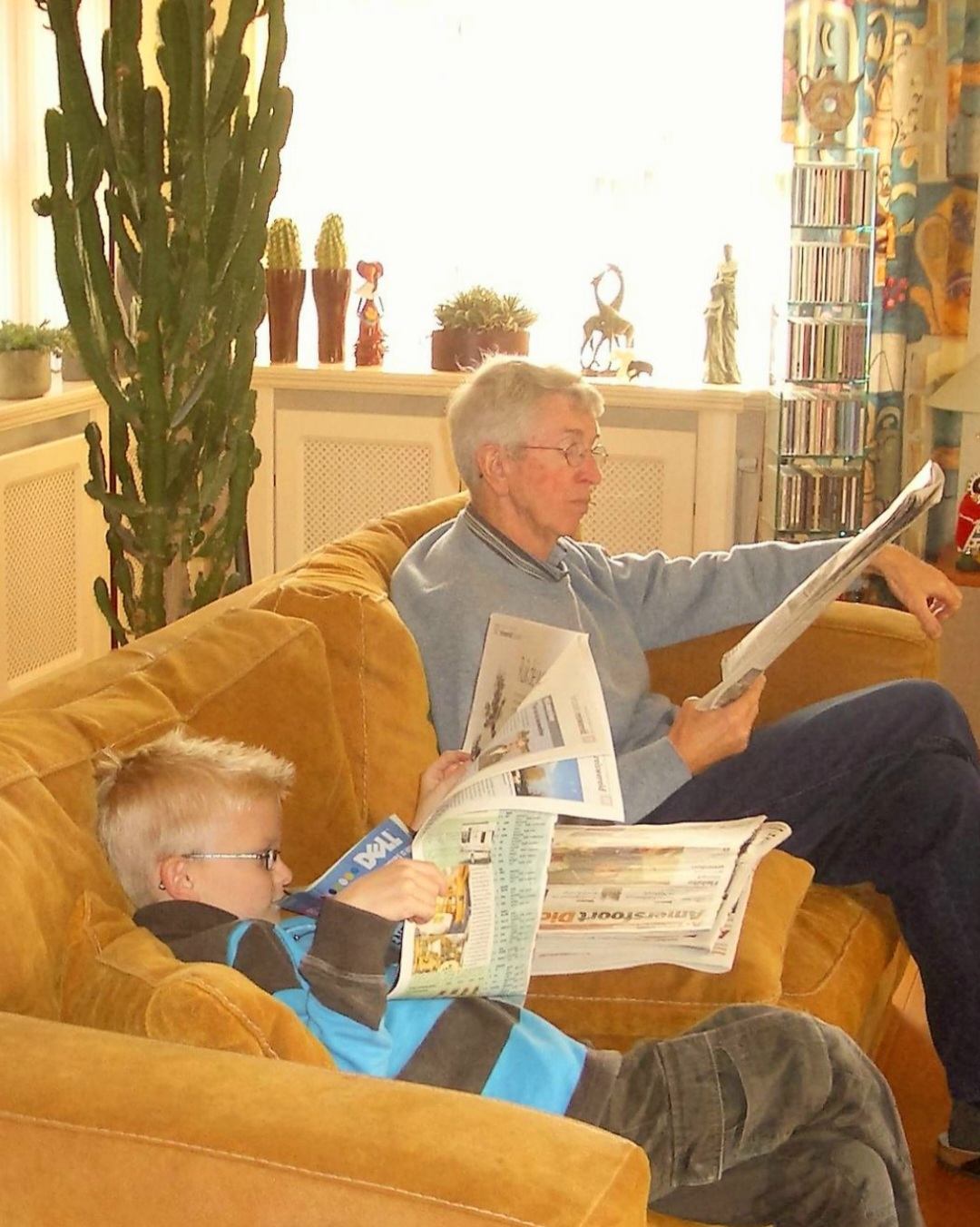 Samen met opa de krant lezen...... | marijke