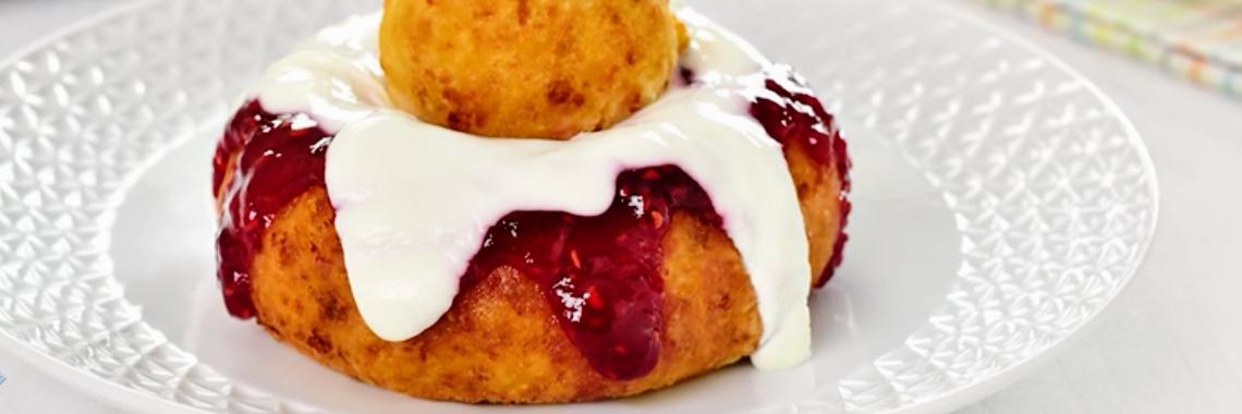 Roemeense papanasi ( Zoete donuts met jam en crème fraîche ) | Husky's diary