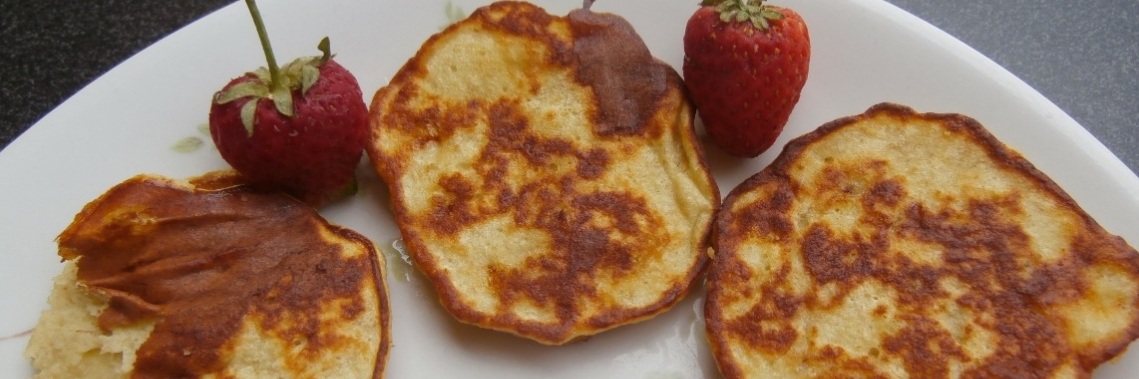 Eten uit eigen tuin : 3) pannenkoekjes met aardbeien uit de tuin (#glutenvrij #lactosevrij ) | enigma
