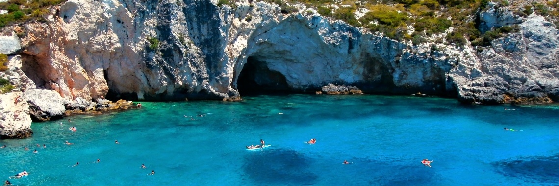 Porto Limnionas, waar het water blauwer dan blauw lijkt. | enigma