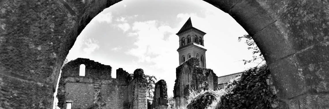 Black and white in ruins | enigma