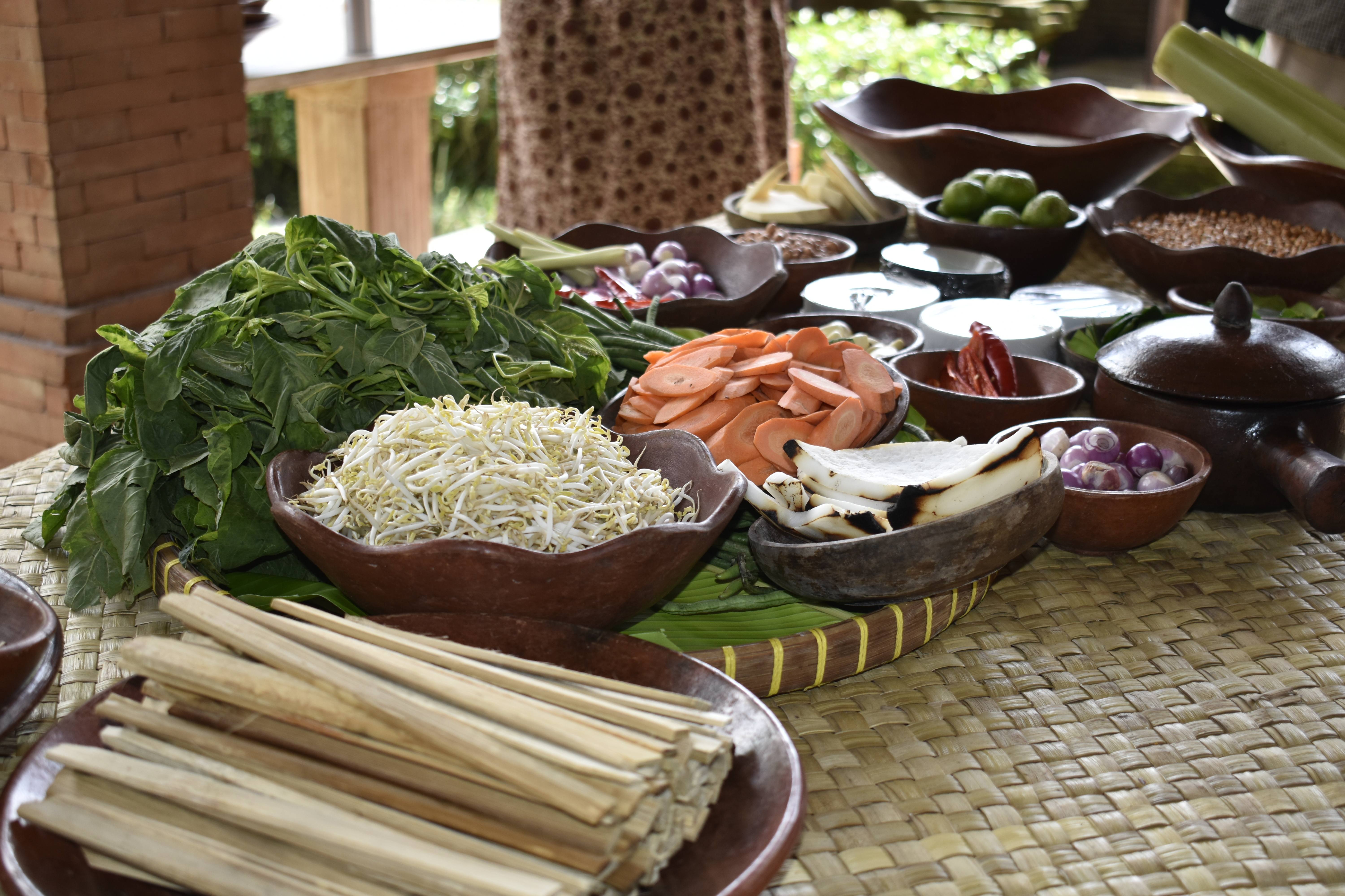 Bali: buy food at the local market. | enigma