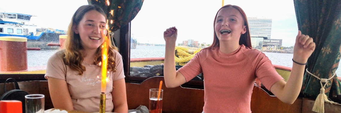 Girls of 13 enjoy something! | Henrike Laning