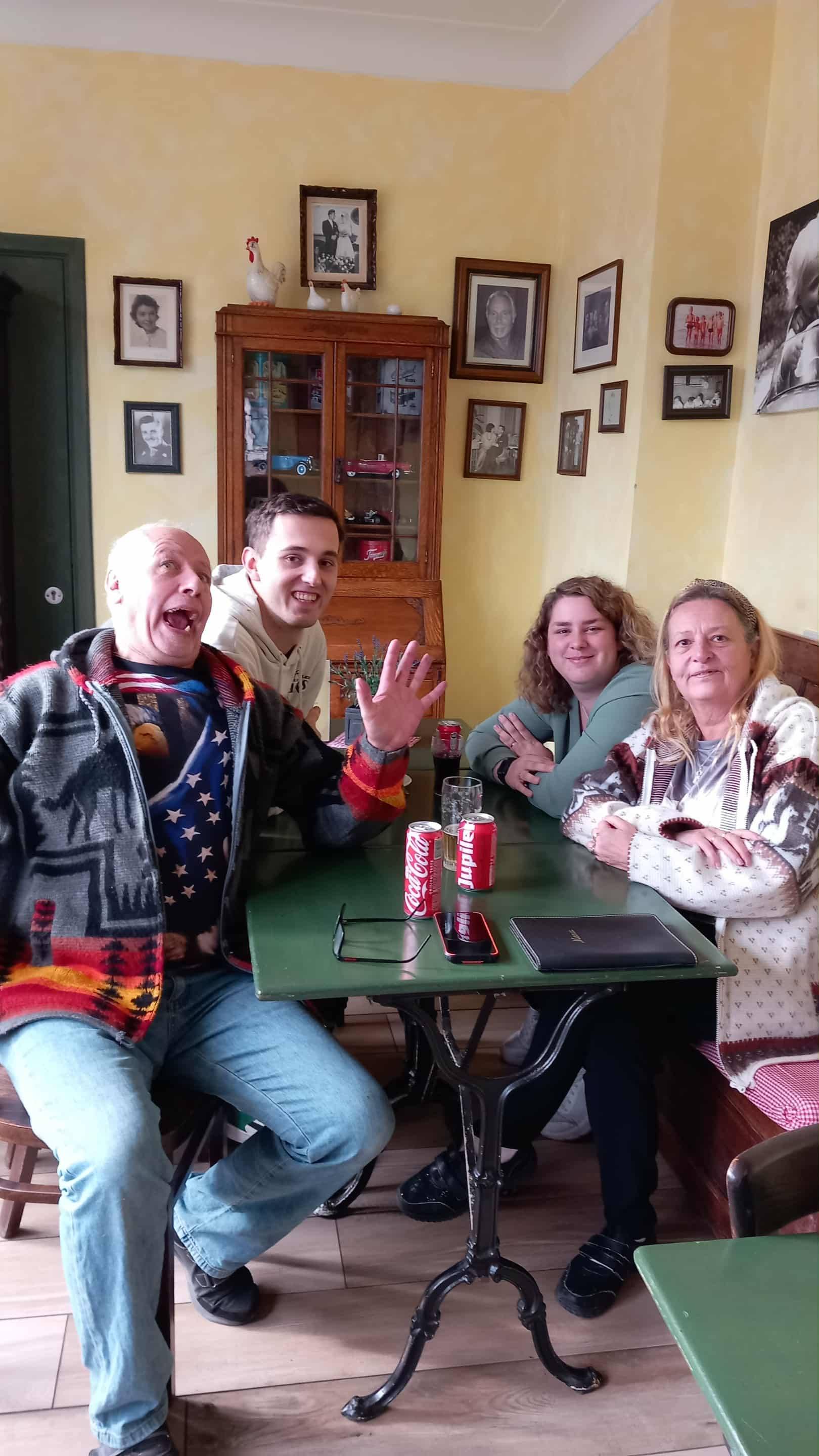 Het is ons gelukt - we zijn aangekomen in het land van onze dromen. | Corry van den Brande