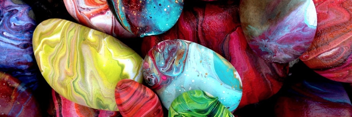 experiment: Acrylic pouring op stenen | Tessa Smits