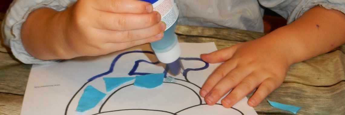 Bromtrol kleurplaat beplakken met gescheurde stukjes papier en blauwe lijm! | Mirelle - Crea met Kids