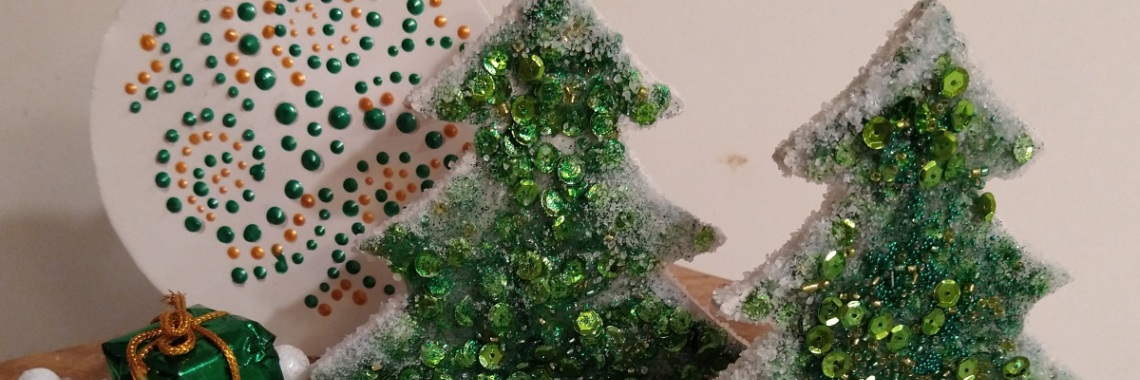 Kerstboompjes beplakken met sticky clay en blingbling | Mirelle - Crea met Kids