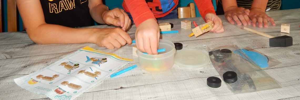Playing with the construction toy box from Totum | Mirelle - Crea met Kids