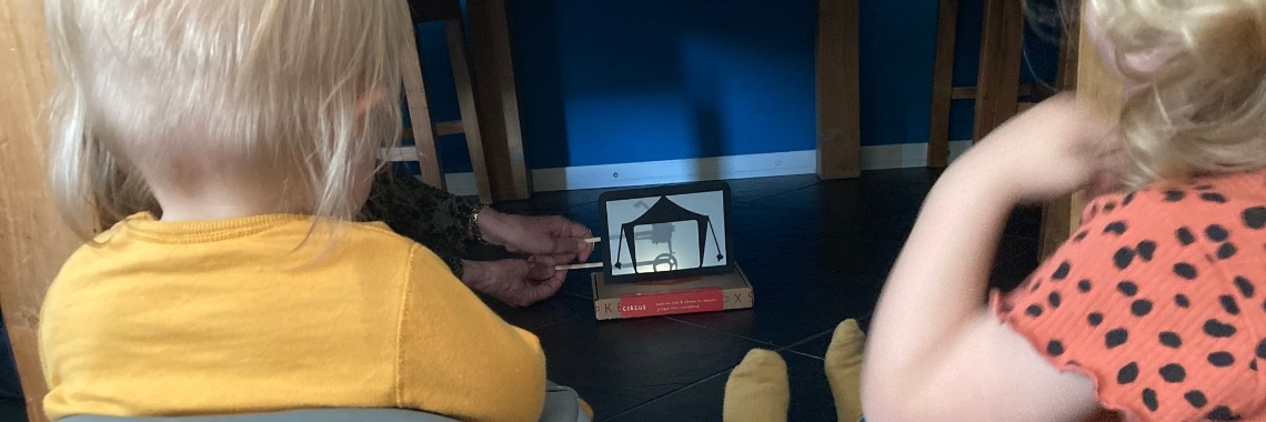 Spelen met licht voor 2 jarigen met de Stokbox | Mirelle - Crea met Kids
