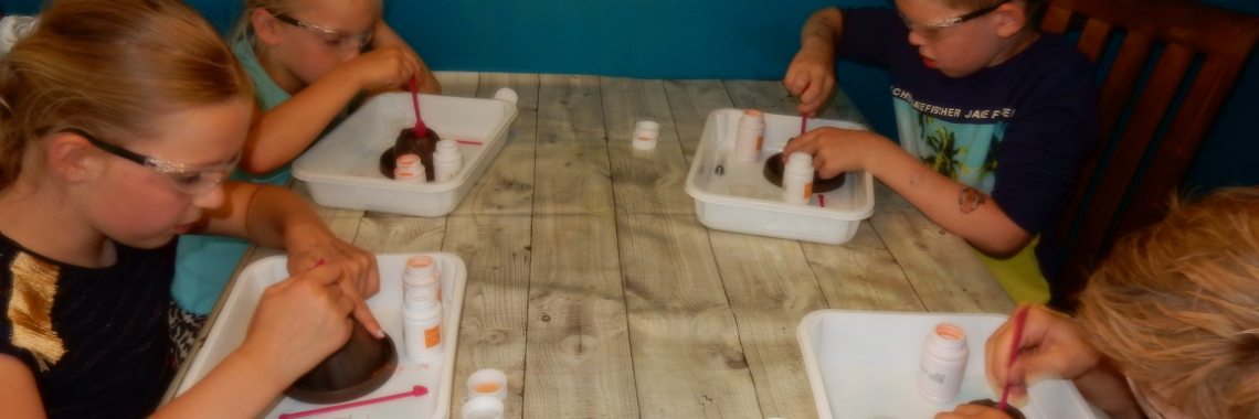 Vulkaan maken en een uitbarsting nabootsen | Mirelle - Crea met Kids