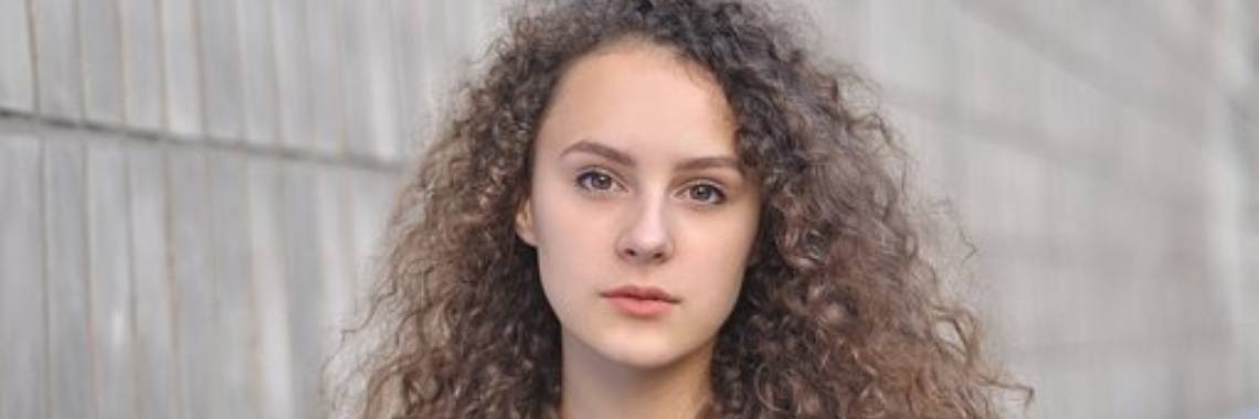 Julia is stewardess voor één dag (Leonie aflevering 100!) | Marjolein