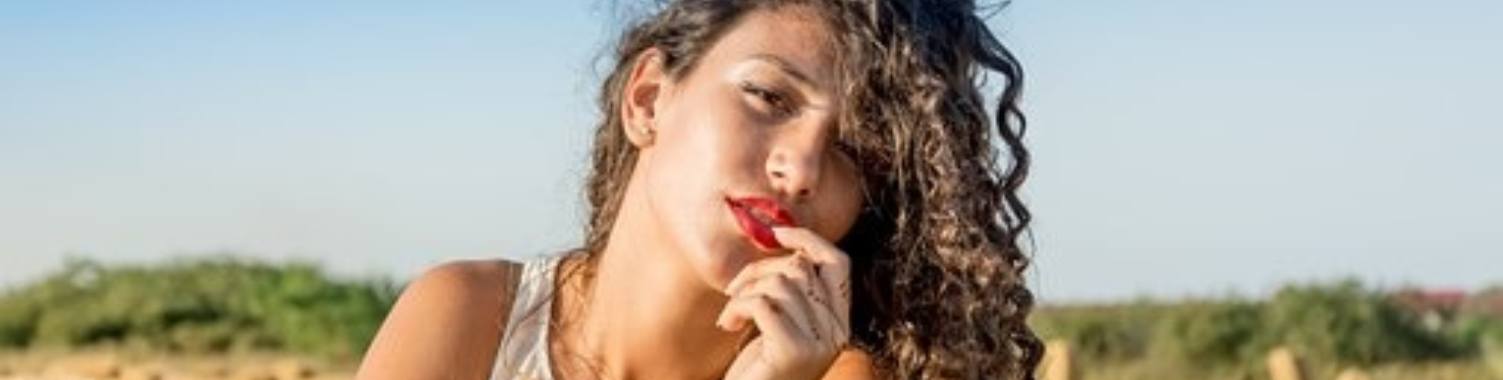 Julia wil bevriend raken met Mandy | Marjolein