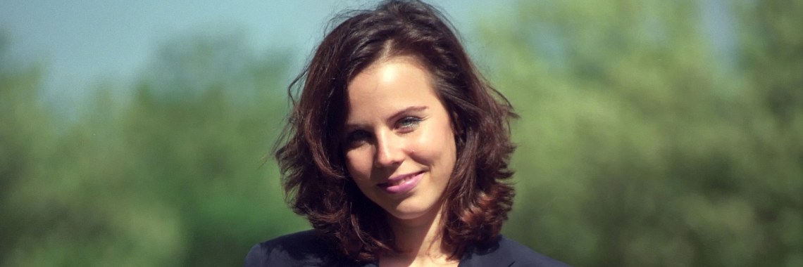 Leonie botst bijna tegen iemand op | Marjolein