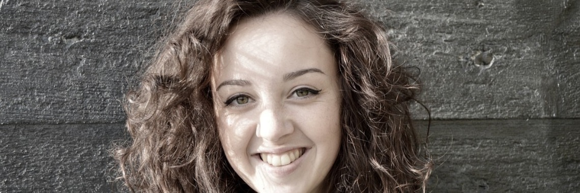 Leonie drukt nog maar eens op de knop van de Senseo | Marjolein