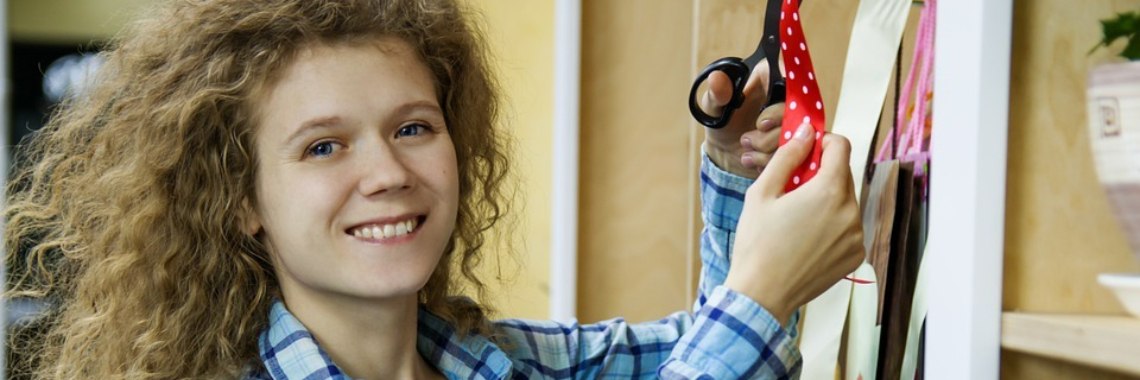 Leonie is aan het behangen | Marjolein