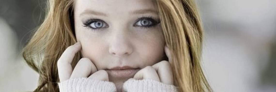 Martijn kijkt op Leonie's telefoon | Marjolein