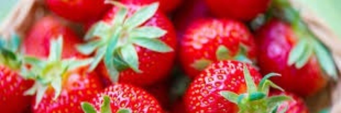 Aardbeien; snel en makkelijk aardbeien ontkronen met een rietje | AgnesDeventer