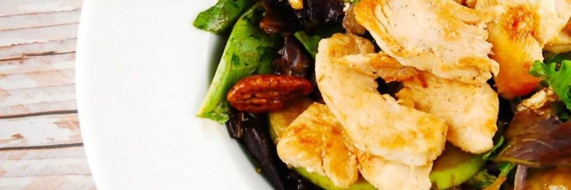 Salad4lunch: recept spinaziesalade met kip, nectarines en pecannoten | Bodyandmindinshape.nl