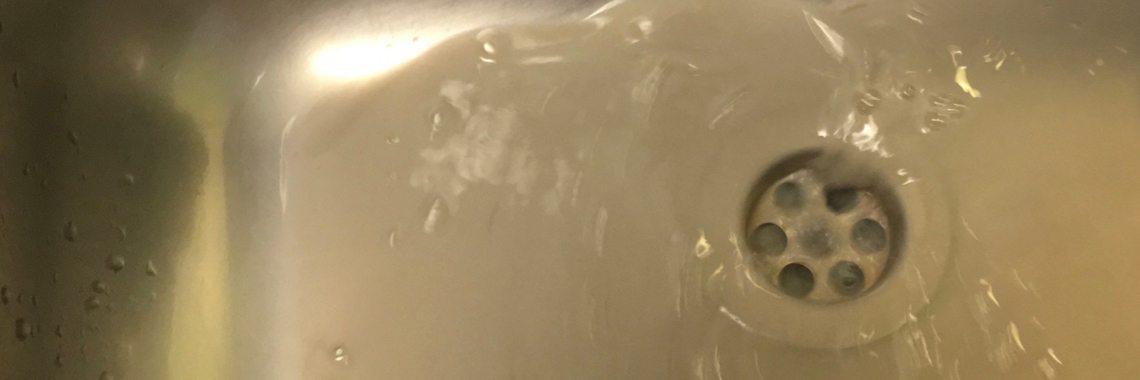 Verzorgingshuis en schoonmaak.... Nou ja...., "schoon" | Mona