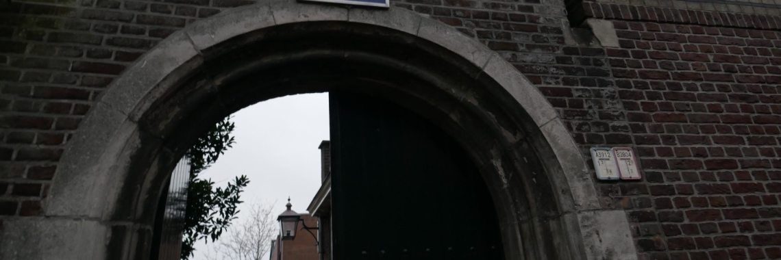 Weg uit het woonzorg centrum. | Schorelaar