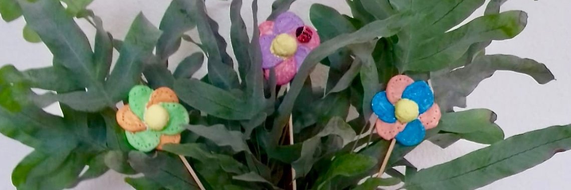 Vrolijke plantenstekers met bloemetjes kleien | De Knutseljuf ✂️🇳🇱