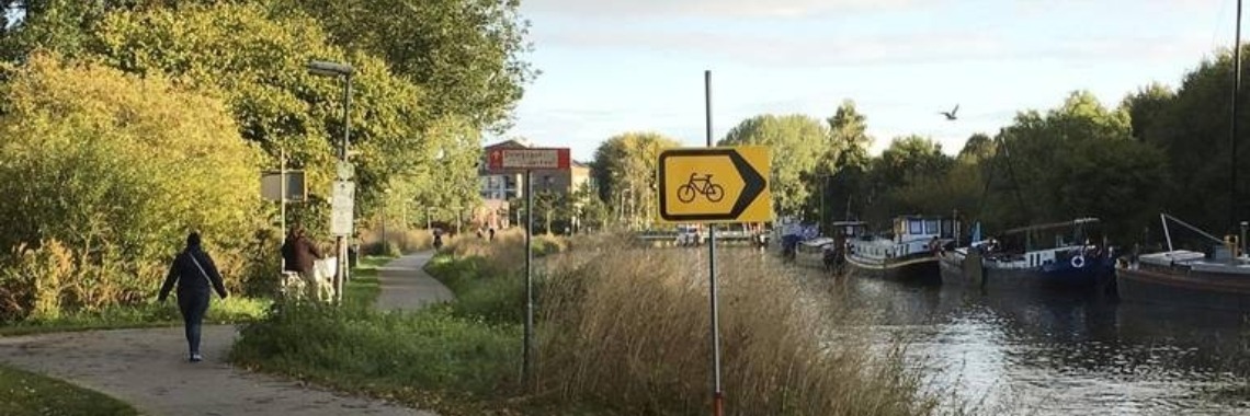 Verkeersbord leidt fietsers de plomp in | H.S.P.