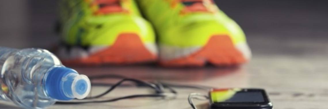 Motiverende muziek verhoogt het nemen van risico's, maar verbetert de sportprestaties niet. | Muziek