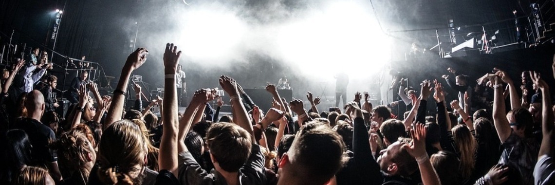 Miksi teini-ikäisinä rakastamamme musiikki pysyy kanssamme koko elämän ajan. | Muziek